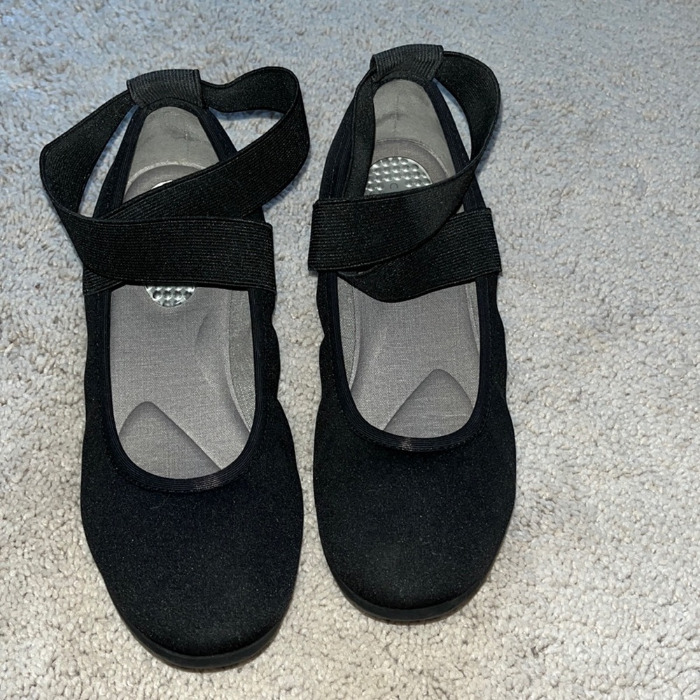Black flats ankle wrap very cushioned size 6
